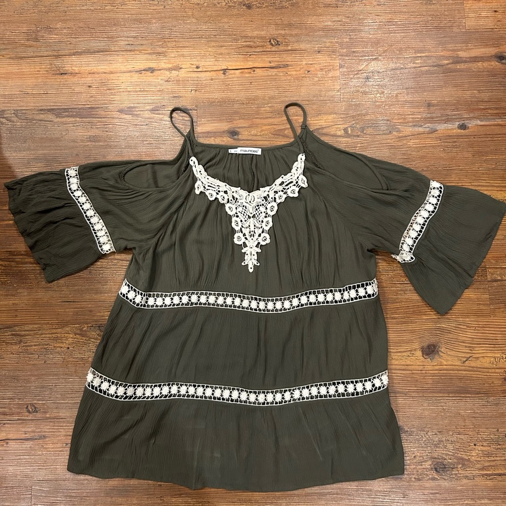 *Like New* Maurices Olive Cold-Shoulder Tunic with White Crochet Insets